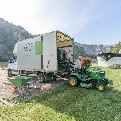 Entretien de jardin avec une tondeuse transportée par une camionnette à Salzinne